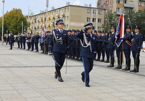 generalny nadinspektor Jarosław Szymczyk i dowódca uroczystości maszerują po placu - następuje przegląd pododdziałów policji