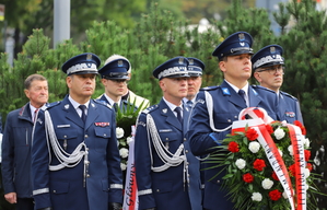 delegacja policjantów z wieńcem składa hołd poległym pod pomnikiem na placu Sienkiewicza
