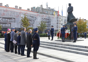 delegaci przed pomnikiem Marszałka Józefa Piłsudskiego