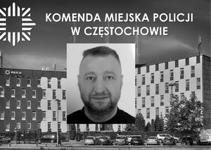 na tle budynku Komendy Miejskiej Policji w Częstochowie zdjęcie portretowe Bartłomieja Bojanowskiego