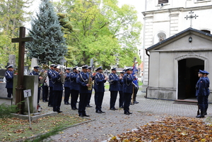 policjanci z orkiestry stoją przed kościołem