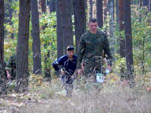 kobieta i mężczyzna w mundurach podczas biegu w lesie