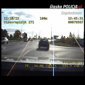 kadr z filmu nagranego przez policyjny radiowóz - przed radiowozem jedzie samochód osobowy volkswagen
