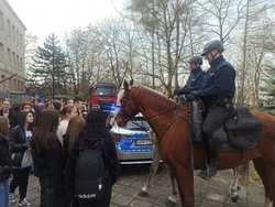 Policyjny patrol konny wśród młodzieży