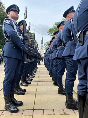 Policjanci stoją w szyku- w tle widoczna wieża Jasnej Góry