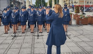 Policyjny chór śpiewa przed dyrygentką