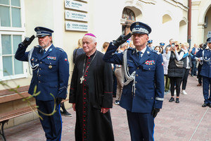 Komendanci i biskup oddają honor przed pomnikiem