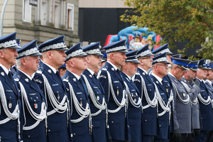 Policjanci stoją w szyku na Placu Biegańskiego