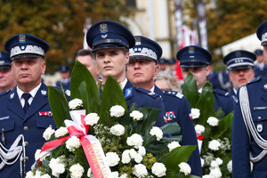 Delegacja policjantów z kwiatami