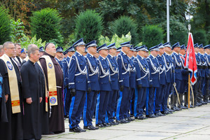 Policjanci i księża stoją w szyku na placu Biegańskiego