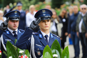 Delegacja policjantów oddaje honor