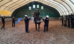 Policjant na koniu wykonuje zadanie, które do pokonania przygotowali policjanci