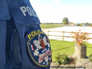 Emblemat na rękawie munduru symbolizujący policję konna z Częstochowy
