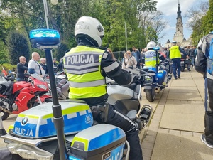 Policjanci na motocyklach zmierzają przez tłum