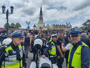 Policjanci podczas spotkania z motocyklistami na jasnogórskich błoniach