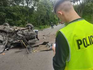 Policjant sporządza dokumentację na miejscu wypadku drogowego