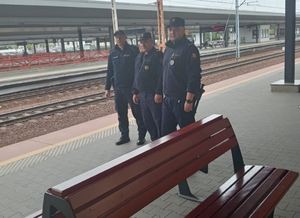 Wspólny patrol funkcjonariuszy patroluje rejon dworca kolejowego
