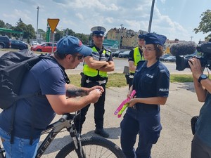 Policjanci rozmawiają z rowerzystą