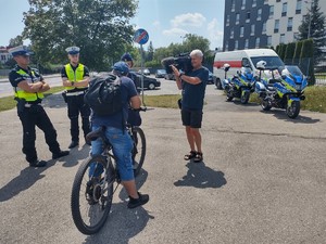 Policjanci rozmawiają z rowerzystą