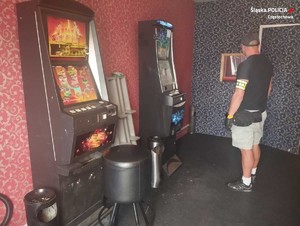 Zabezpieczone automaty do gier stoją w salonie