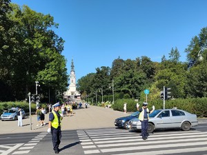 Policjant na drodze kieruje ruchem