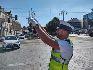 Policjant unosi ręce do góry