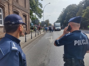 Policjanci zabezpieczają przemarsz ulica miasta