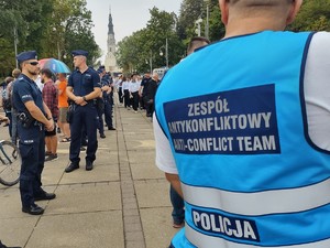 Policjanci przygotowują się do zabezpieczenia przemarszu