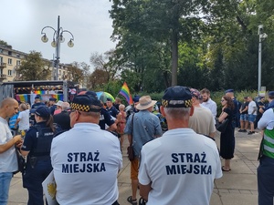 Patrol straży miejskiej podczas zabezpieczenia przemarszu