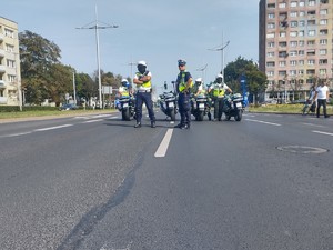 Policjanci na motocyklach zabezpieczają ulice miasta