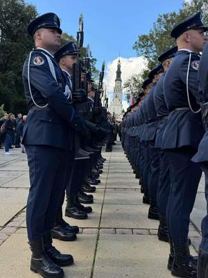 Policjanci z kompani honorowej stoją w dwuszeregu na tle wieży Jasnej Góry