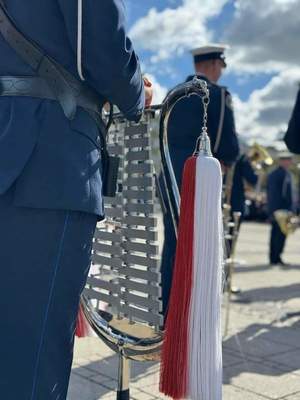 Instrument stojący przy policjancie