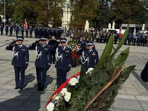 Delegacja policjantów oddaje honor przed pomnikiem