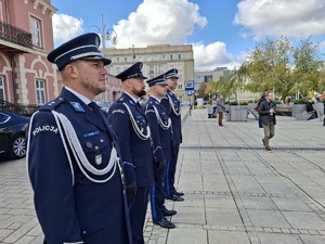 Dwóch policjantów stoi obok siebie w umundurowaniu wyjściowym