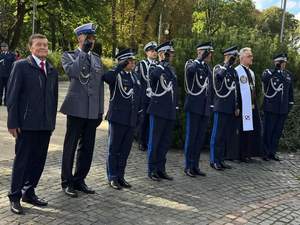 Policjanci i zaproszeni goście stoją obok siebie