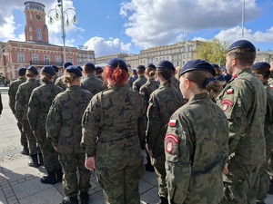 Klasa mundurowa stoi w szeregach na placu