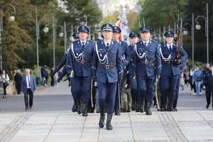 Dowódca kompani honorowej wprowadza policjantów na błonia Jasnej Góry