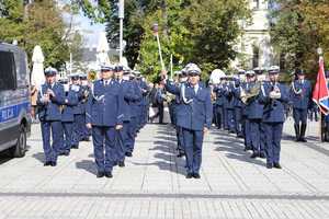 Policjanci z orkiestry honorowej grają na instrumentach