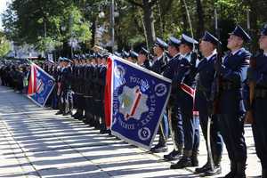 Policjanci prezentują poczty sztandarowe