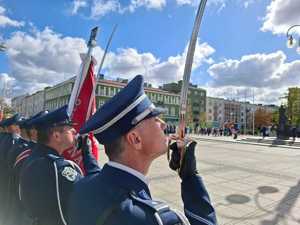 Dowódca kompani honorowej prezentuje szablę