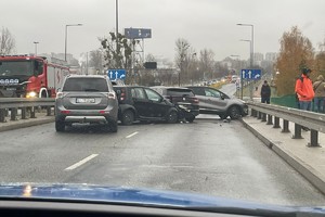 Zniszczone pojazdy stoją na drodze