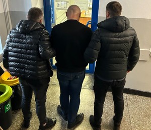 Zatrzymany podczas doprowadzenia przez nieumundurowanych policjantów