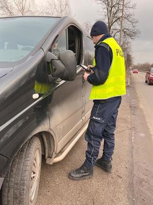 Policjant kontroluje pojazd na drodze