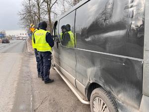 Policjanci prowadzą kontrolę drogową