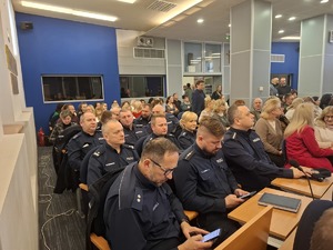 Policjanci w umundurowaniu służbowym podczas konferencji