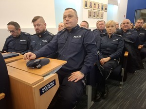 Policjanci w umundurowaniu służbowym podczas konferencji