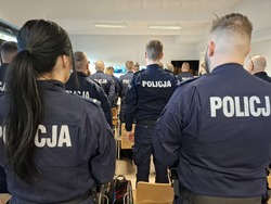 Policjanci stoją w sali wykładowej