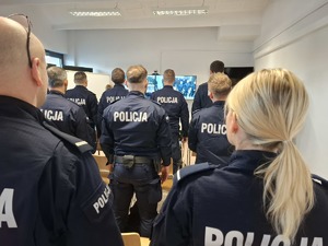 Policjanci w umundurowaniu ćwiczebnym podczas zajęć w sali