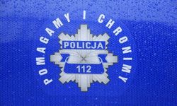 Policyjna gwiazda z napisem: Policja,pomagamy i chronimy
