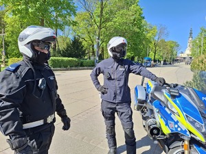 Policyjny patrol przy motocyklach stoi pod przy wjeździe na jasną górę
